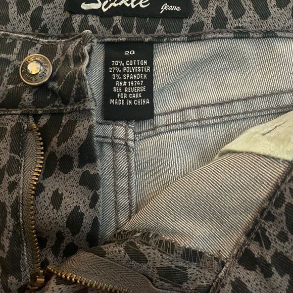 Women’s sizzle jean shorts animal print size 20 - leopard print - Picture 3 of 5